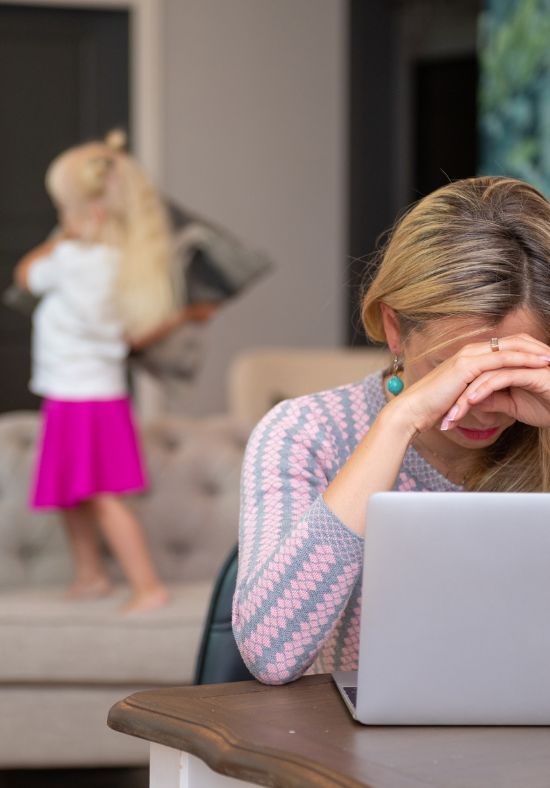 Femme-qui-travail-avec-enfants-qui-empeche-de-se-concentrer